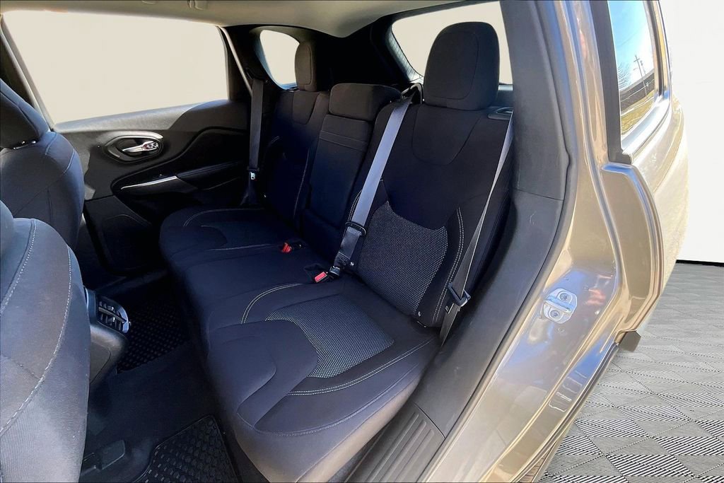 Used 2019 Jeep Cherokee Latitude w/ Cold Weather Group AWD/4WD image 25