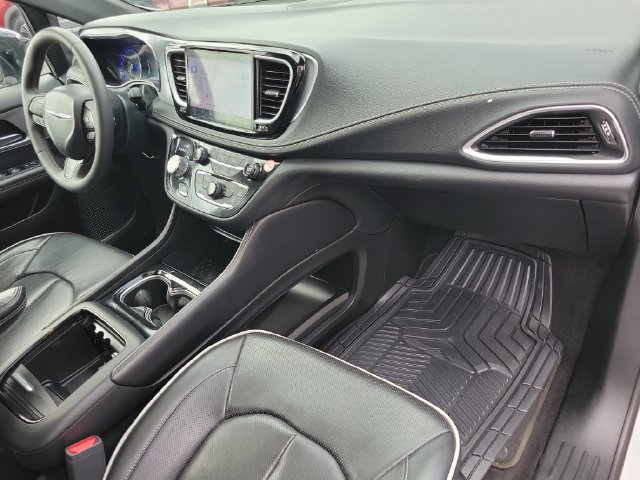 Used 2025 Chrysler Pacifica Limited FWD image 11