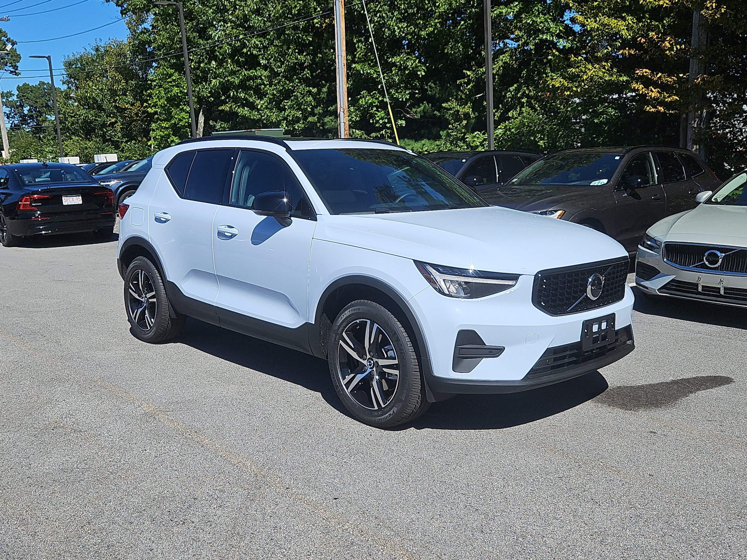 New 2026 Volvo XC40 B5 Core w/ Climate Package