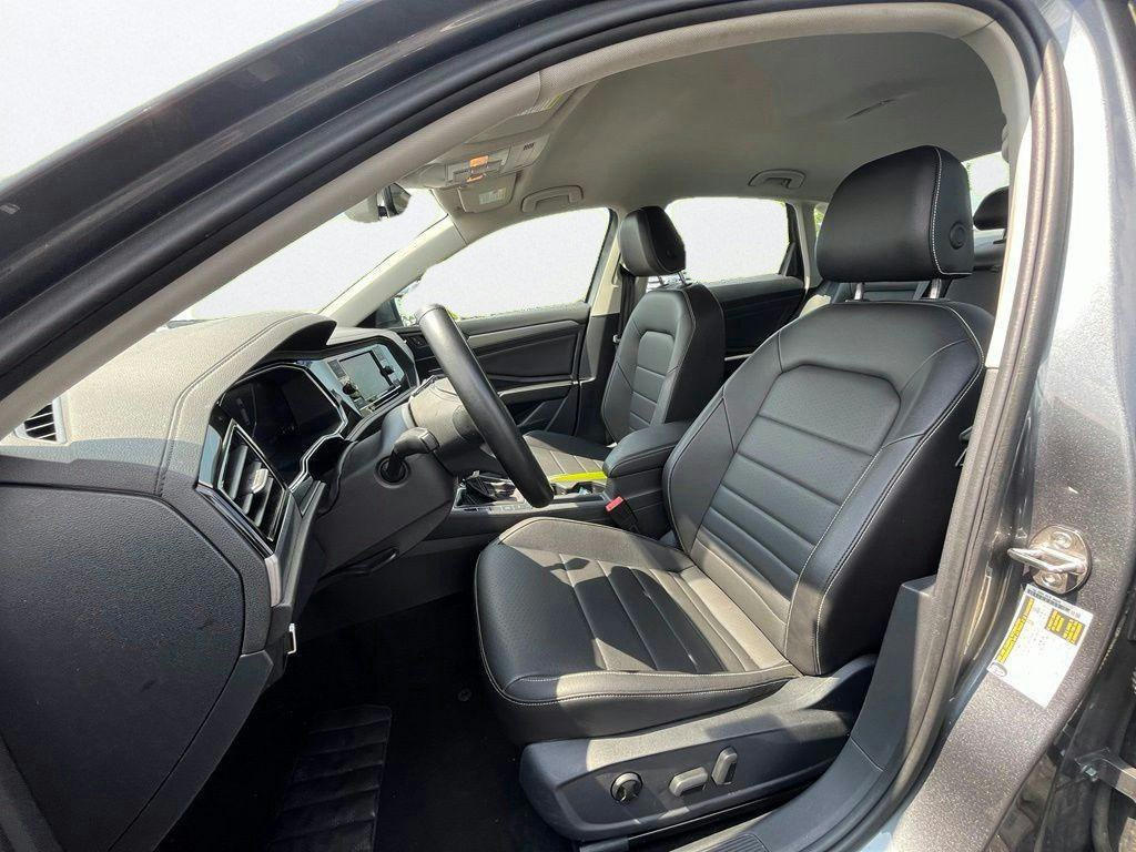 Used 2024 Volkswagen Jetta SE FWD image 10