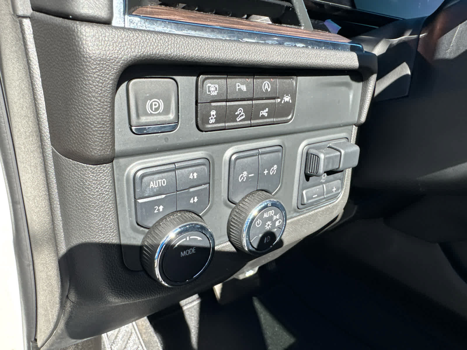 Used 2025 Chevrolet Suburban Z71 w/ Comfort Package AWD/4WD image 24