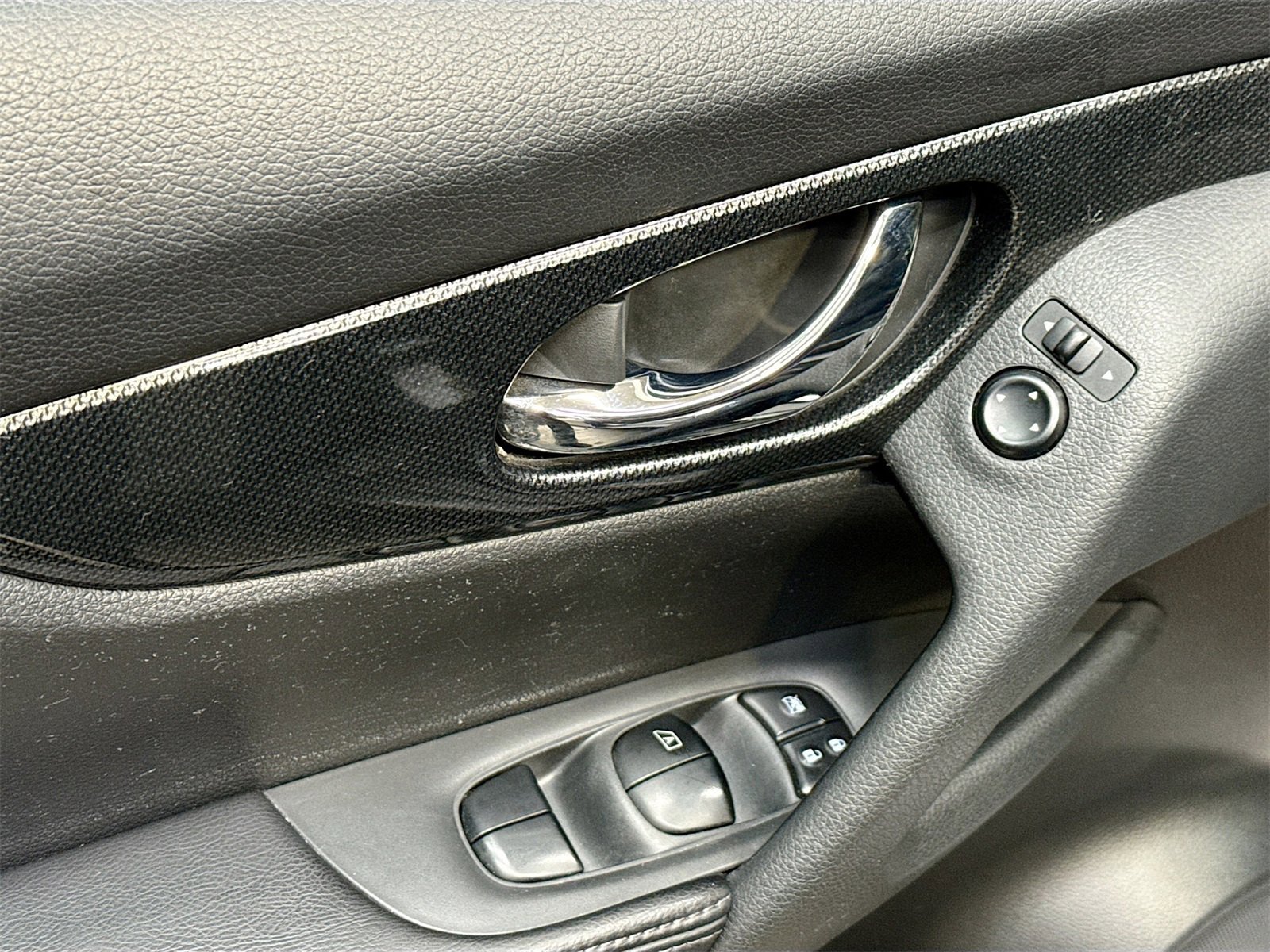 Used 2016 Nissan Rogue SL w/ SL Premium Package image 18