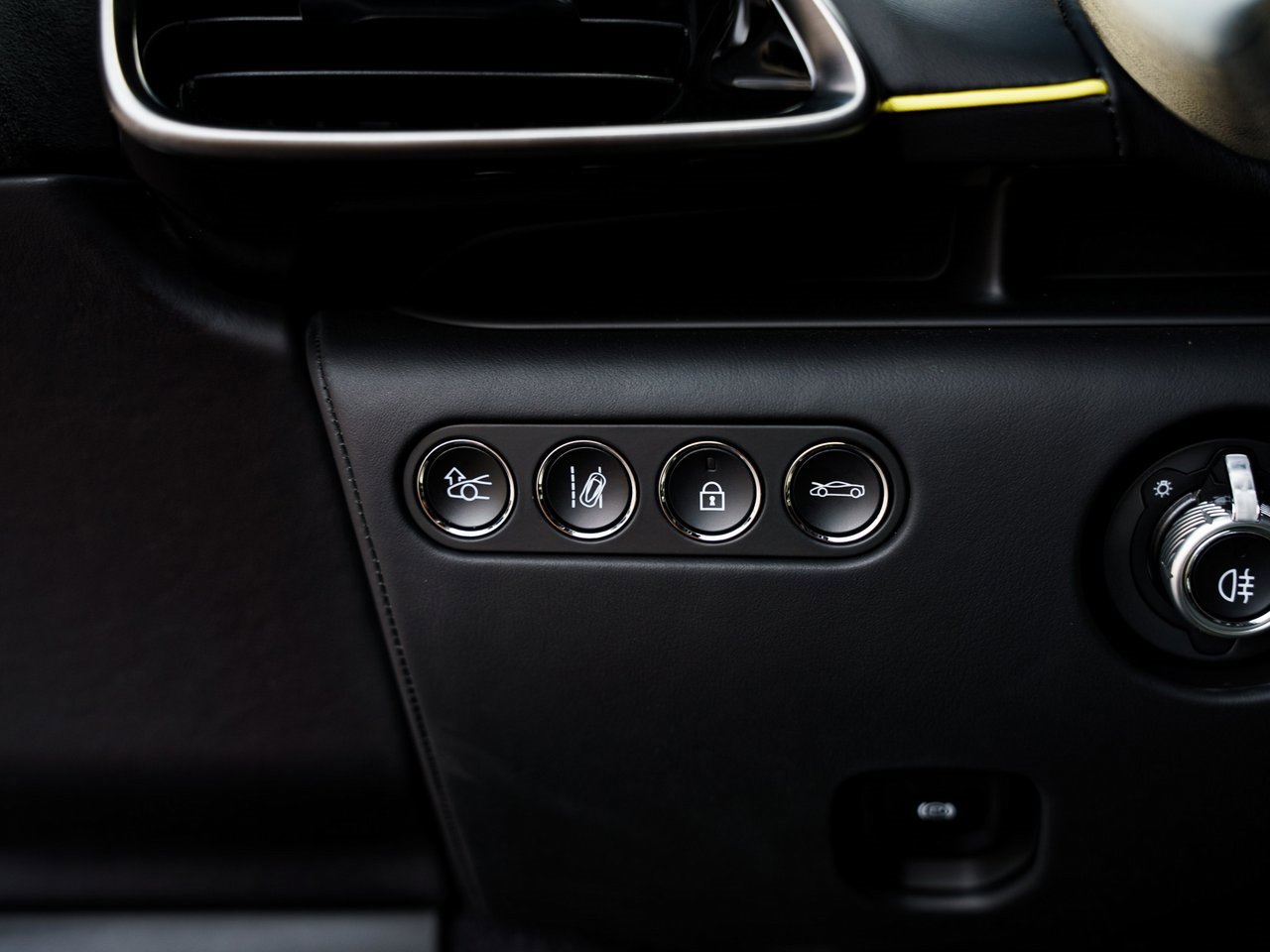 Used 2023 McLaren Artura image 17