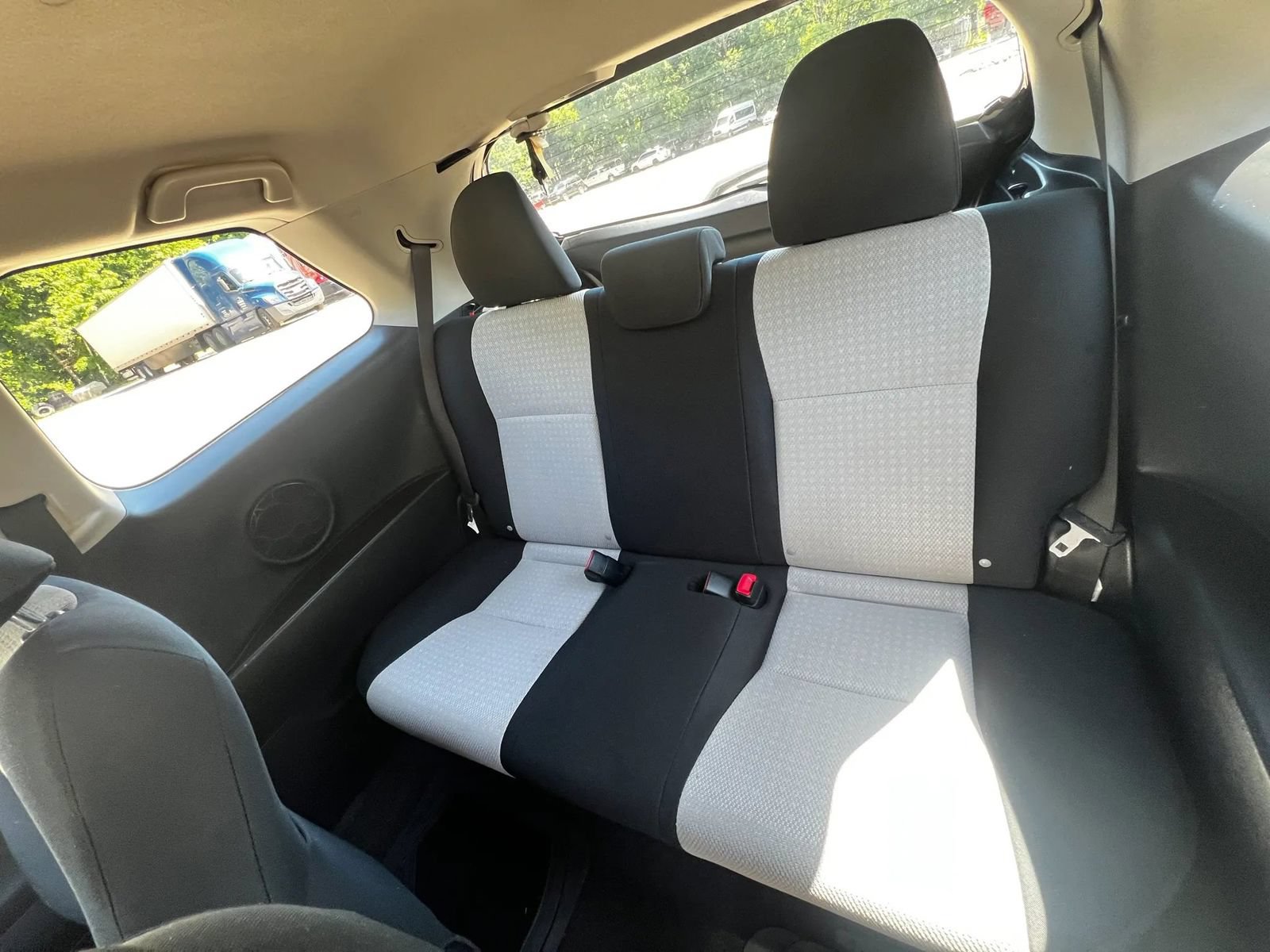 Used 2012 Toyota Yaris L FWD image 10