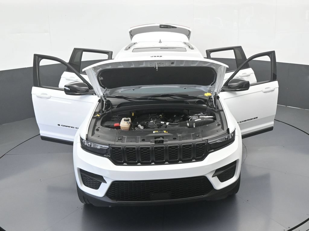 Used 2024 Jeep Grand Cherokee Altitude RWD image 69
