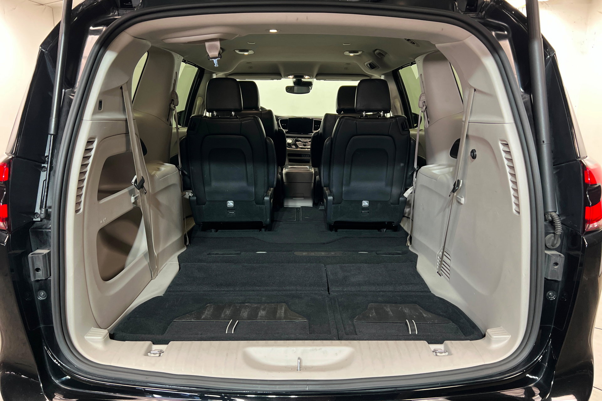 Used 2024 Chrysler Pacifica Touring-L FWD image 21