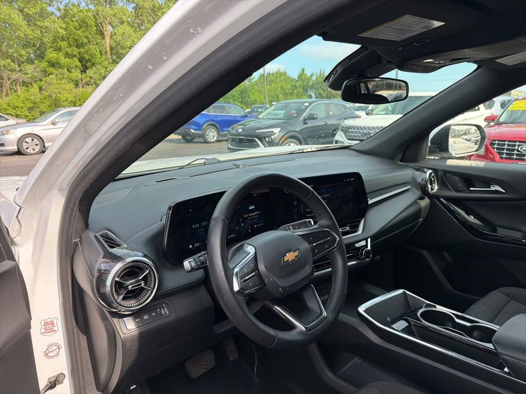 Used 2025 Chevrolet Equinox LT AWD/4WD image 16
