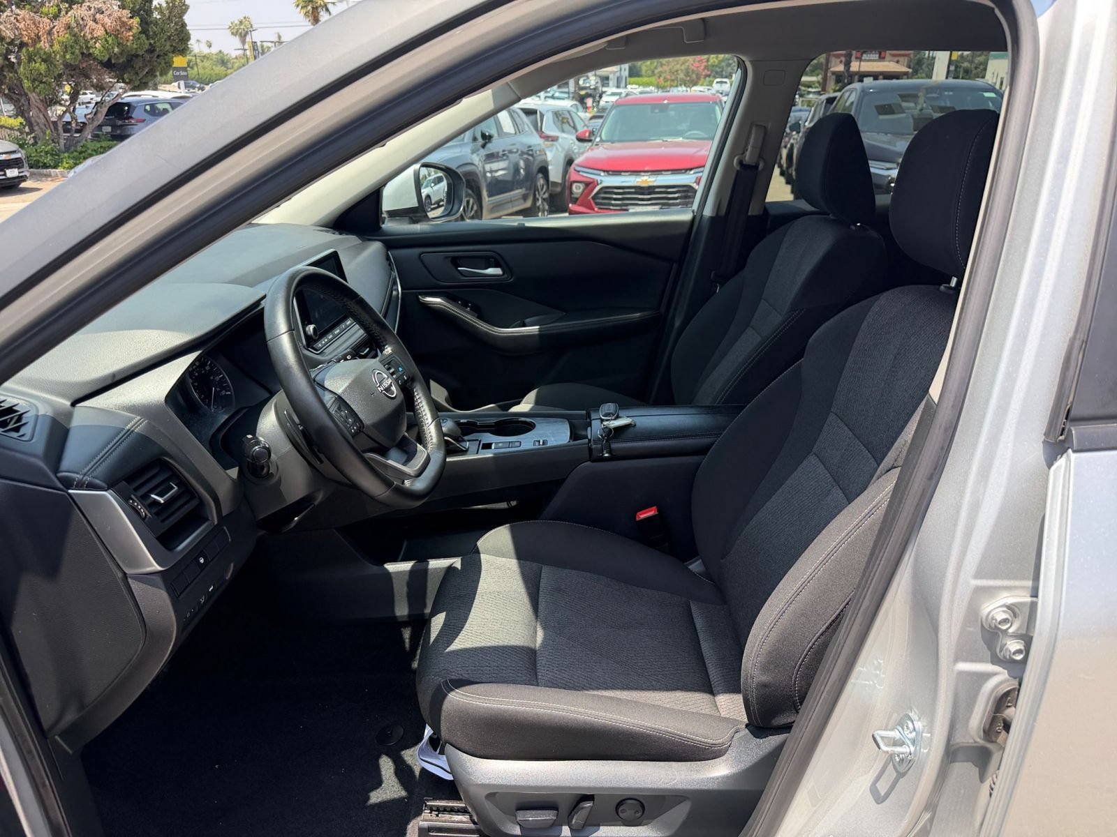 Used 2025 Nissan Rogue SV FWD image 28