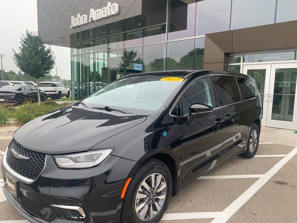 Used 2023 Chrysler Pacifica Touring-L FWD image 1