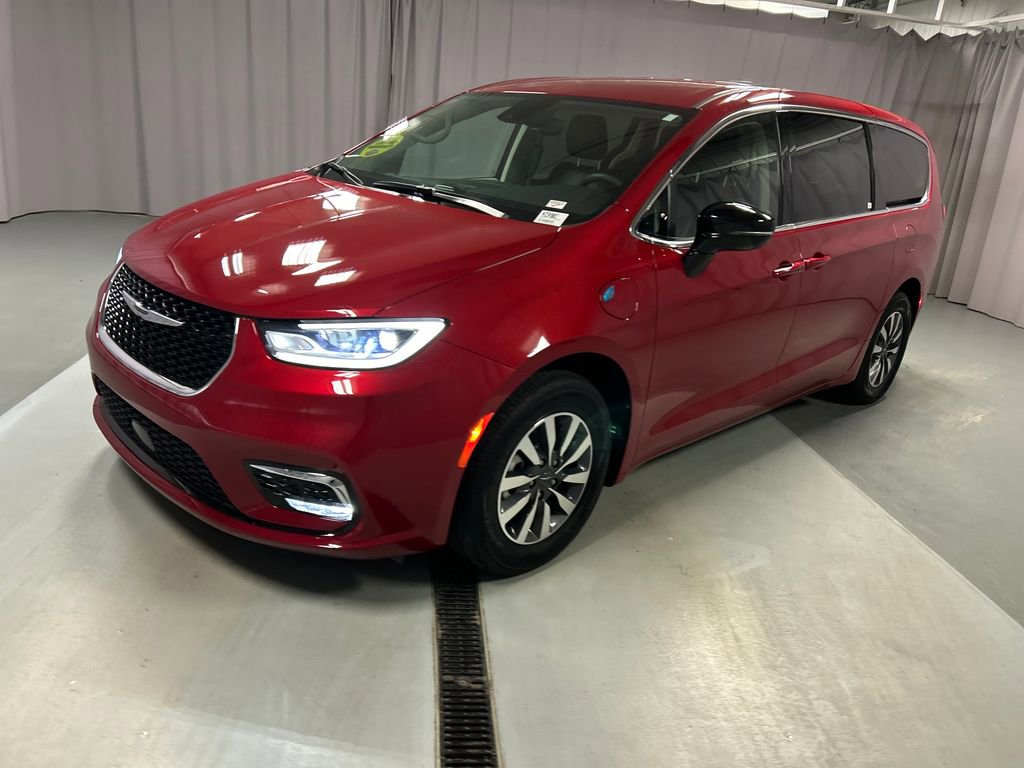 Used 2024 Chrysler Pacifica Select image 3