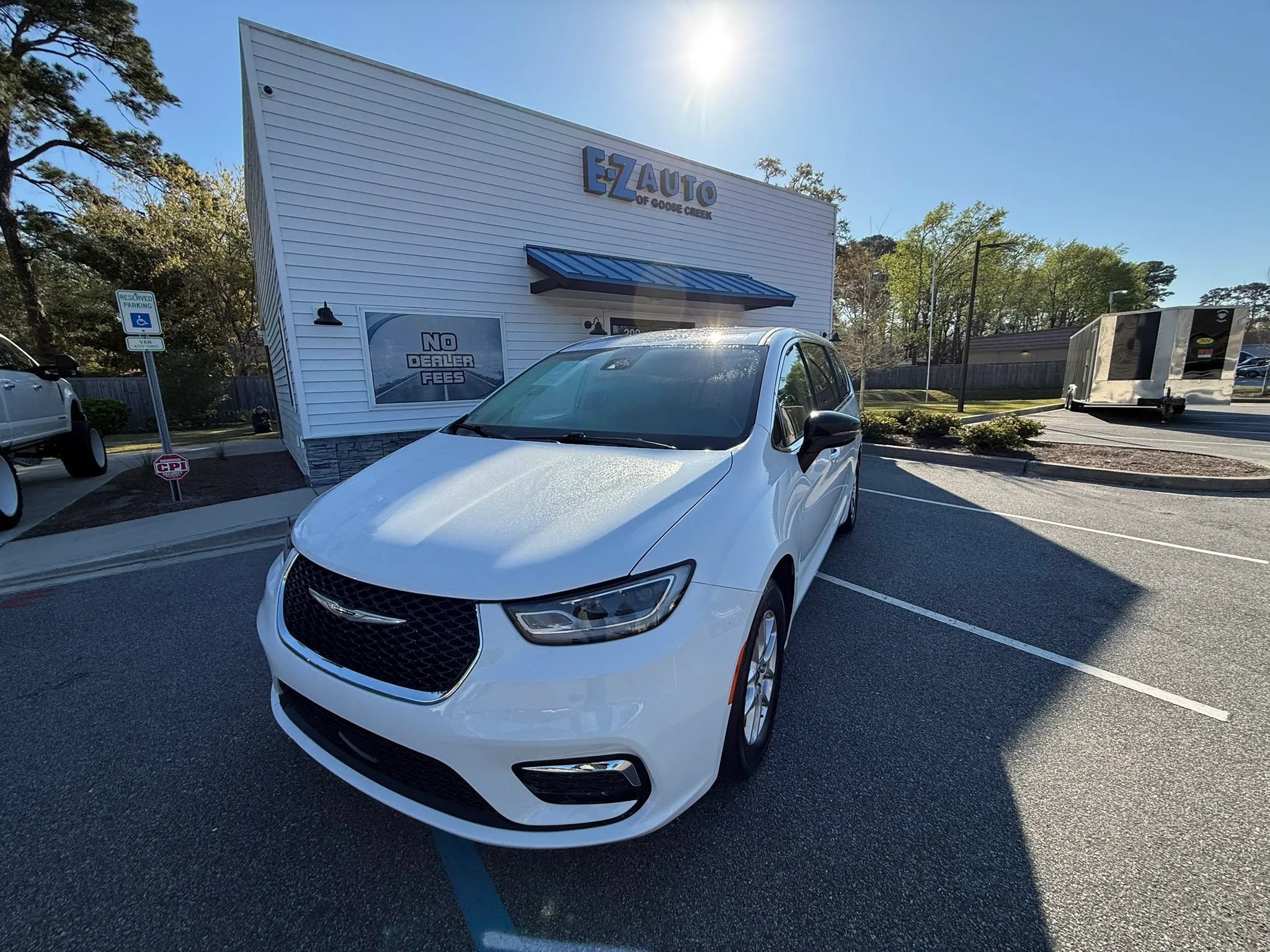 Used 2024 Chrysler Pacifica Touring-L FWD image 1