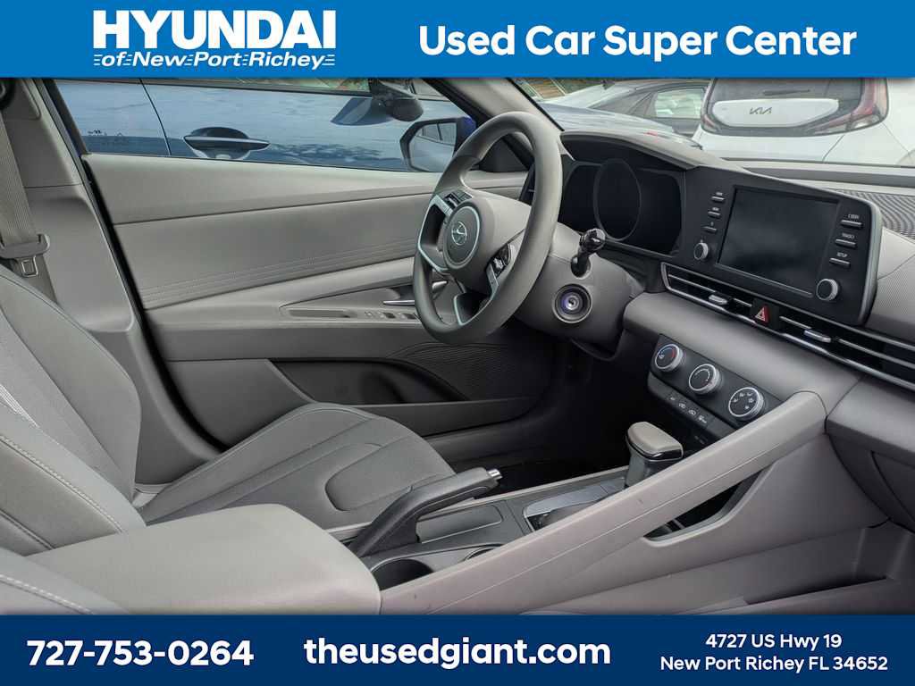 Used 2023 Hyundai Elantra SE w/ Cargo Package image 6