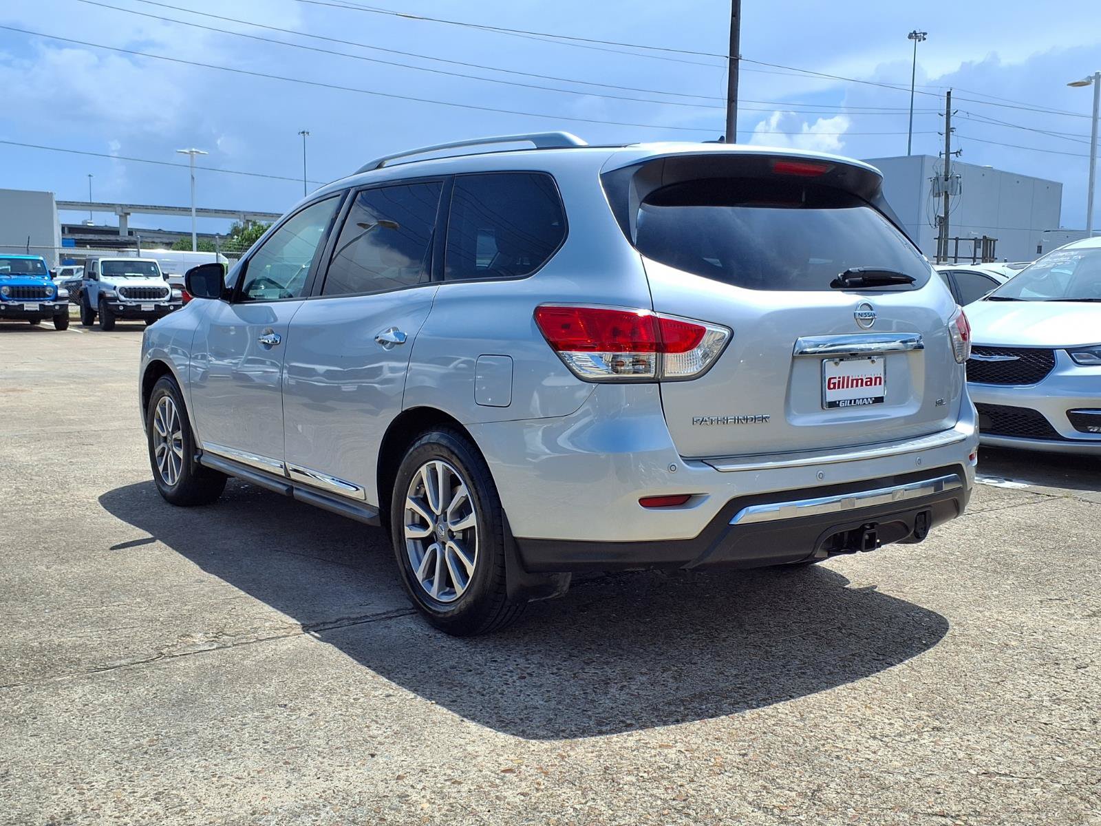 Used 2015 Nissan Pathfinder SL w/ SL Premium Package FWD image 4