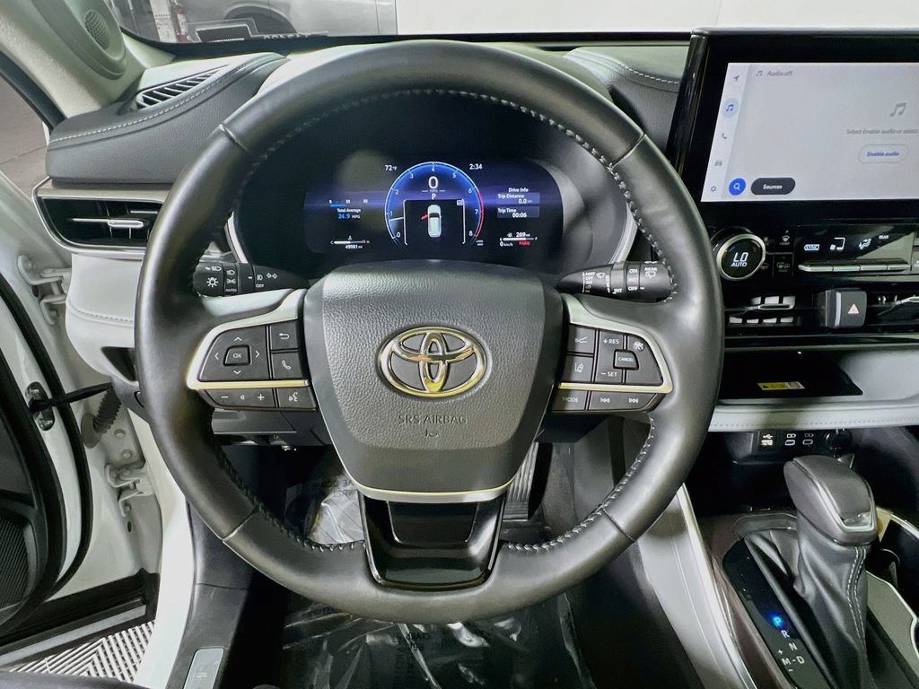 Certified 2023 Toyota Highlander Limited AWD/4WD image 10