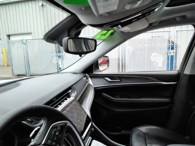 Used 2023 Jeep Grand Cherokee L Limited w/ Black Appearance Package AWD/4WD image 25