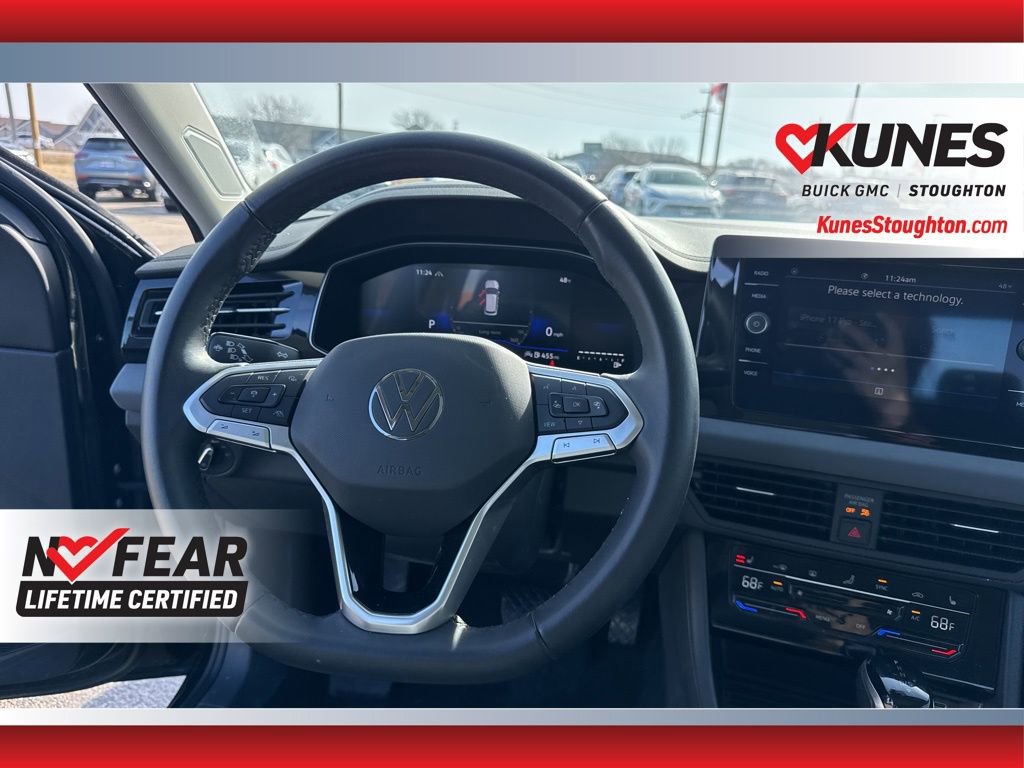 Used 2025 Volkswagen Jetta SE image 40