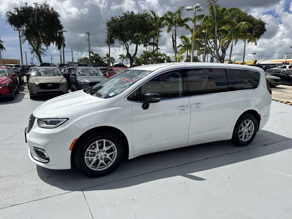 Used 2024 Chrysler Pacifica Touring-L FWD image 10