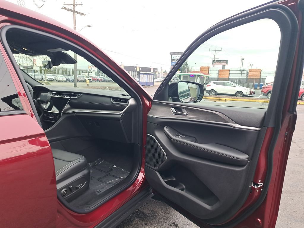 New 2025 Jeep Grand Cherokee L Limited w/ Luxury Tech Group II image 16