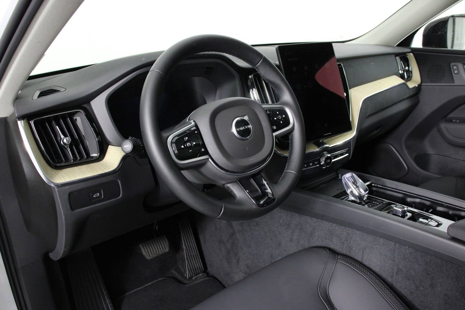 Certified 2026 Volvo XC60 B5 Plus AWD/4WD image 14