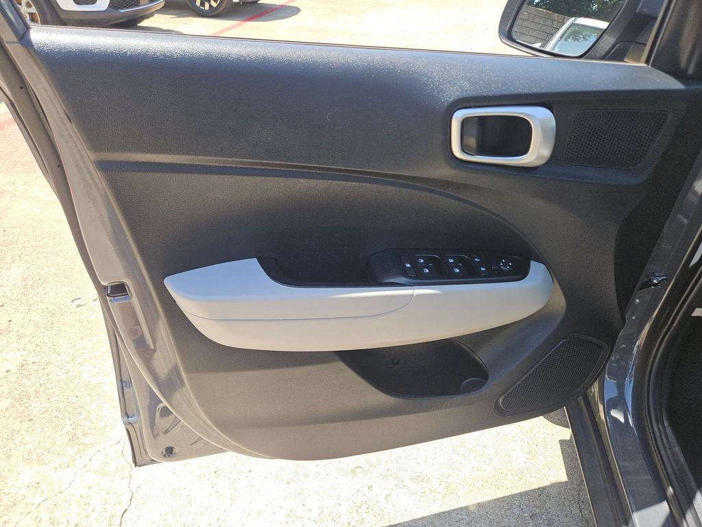 Used 2025 Hyundai Venue SEL FWD image 14