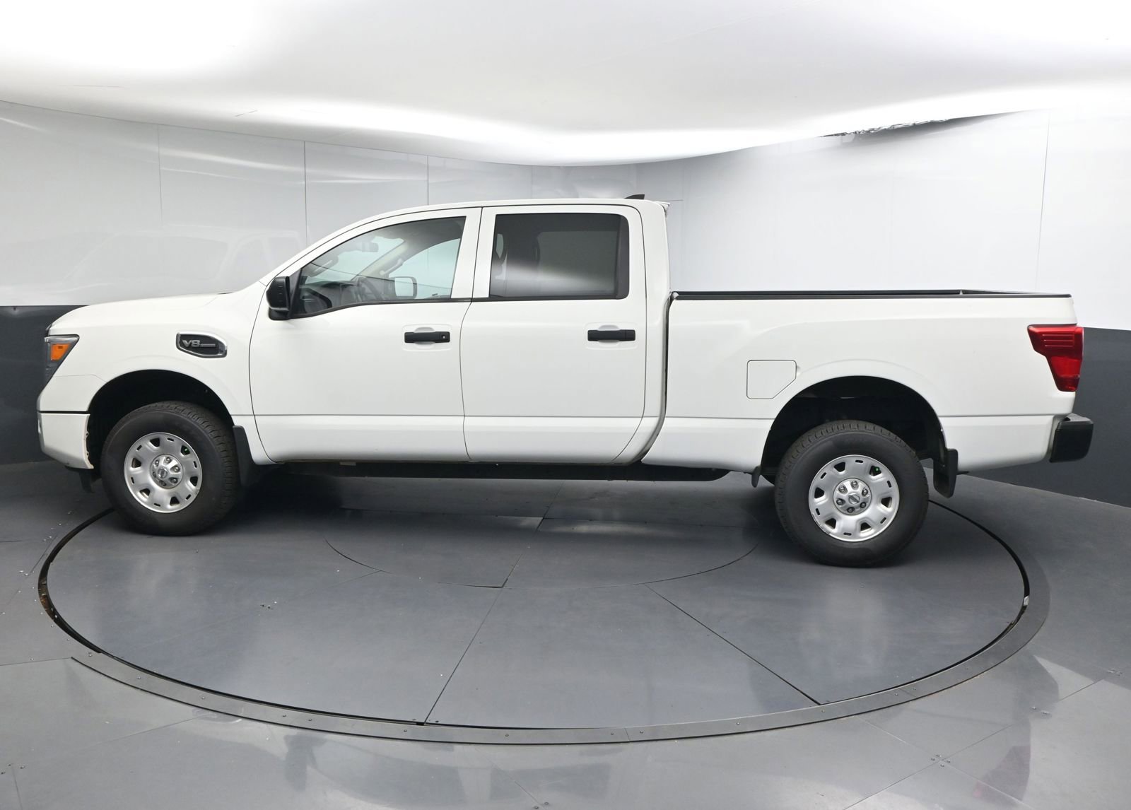 Used 2022 Nissan Titan S image 4