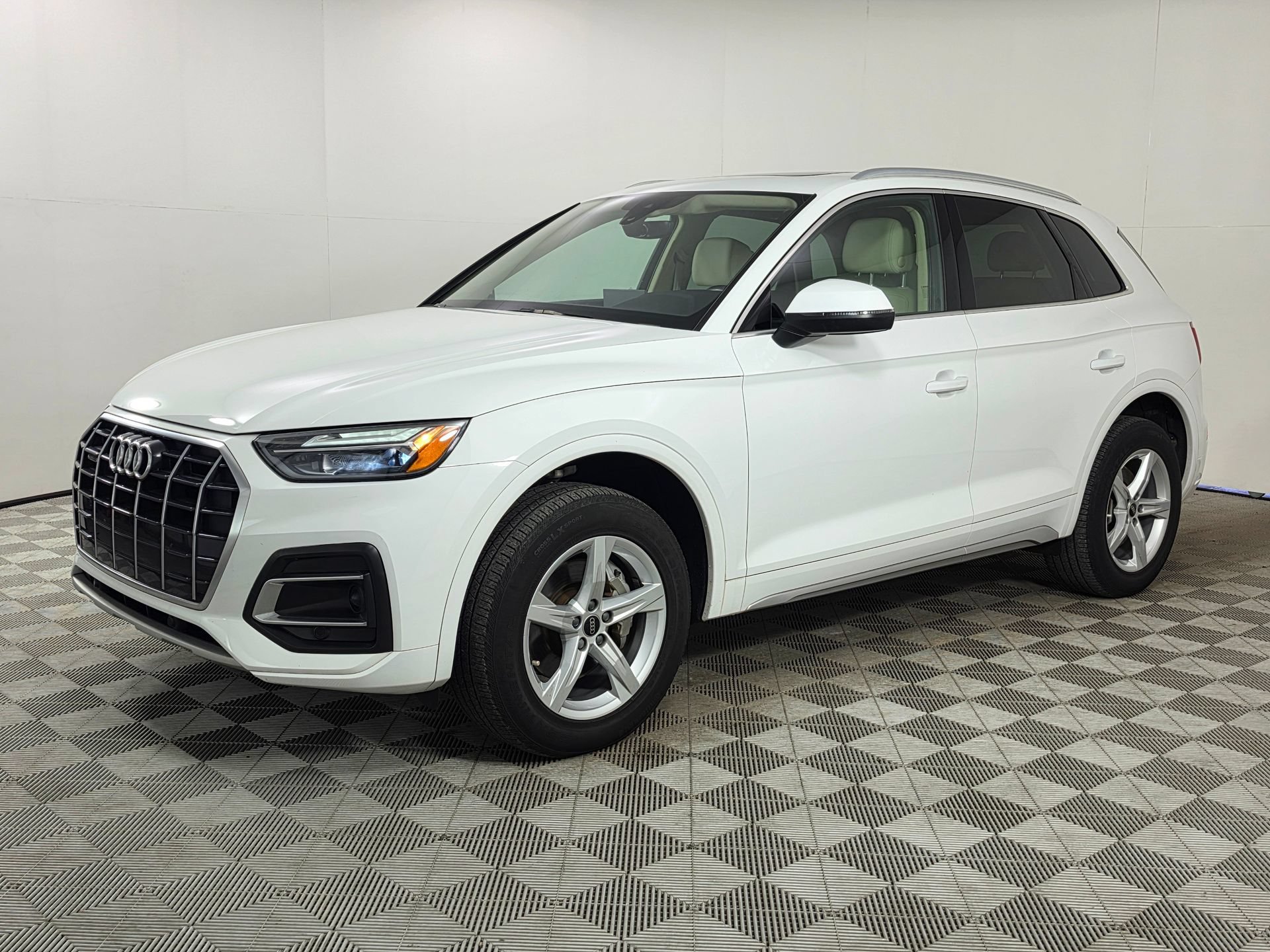 Certified 2023 Audi Q5 Premium Plus w/ Convenience Package AWD/4WD image 3