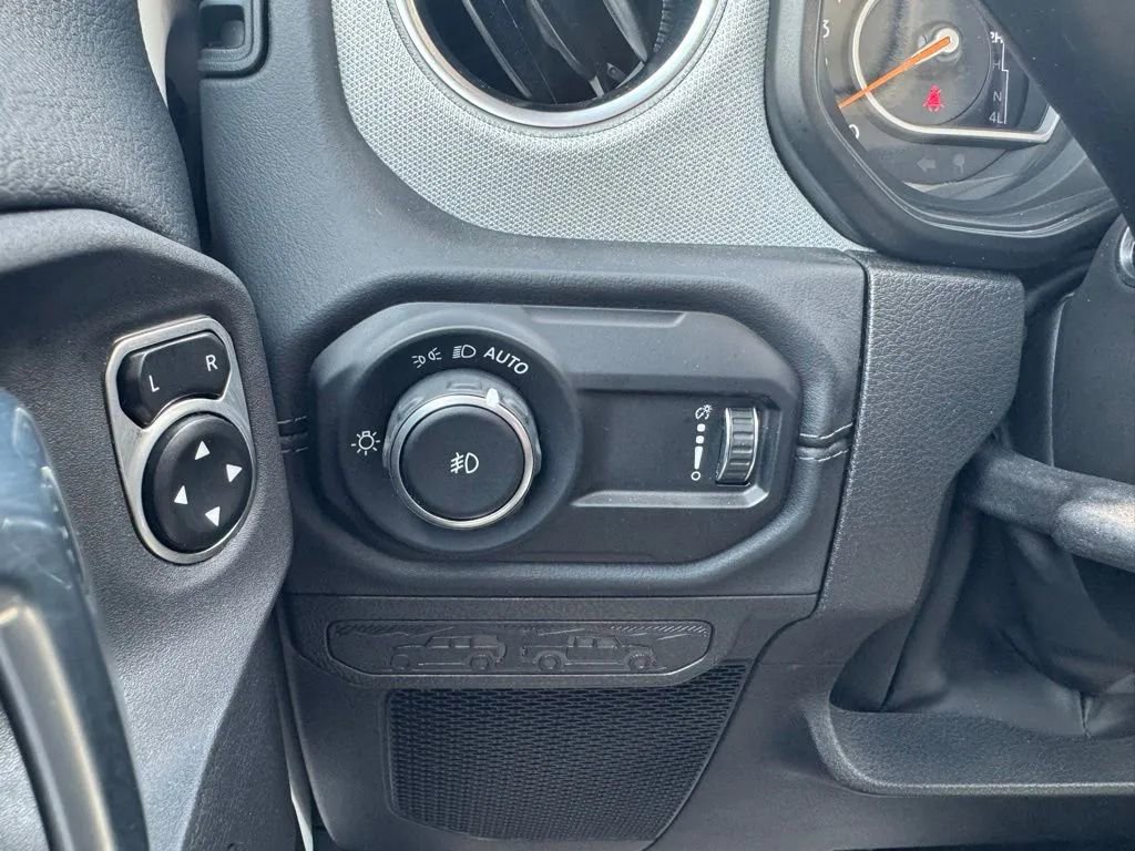 Used 2024 Jeep Wrangler Unlimited Sahara AWD/4WD image 22