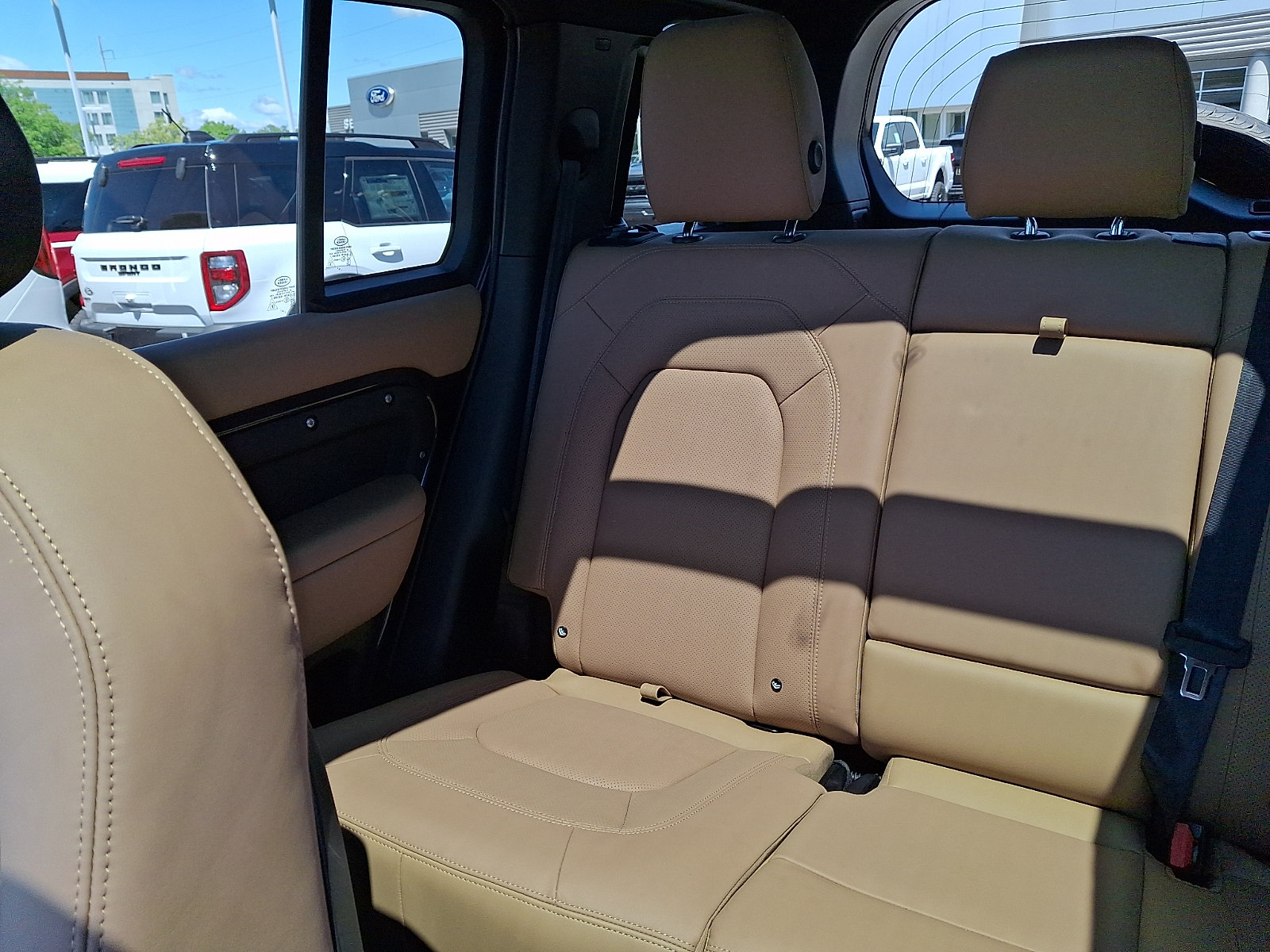 Used 2025 Land Rover Defender 110 X-Dynamic SE AWD/4WD image 17