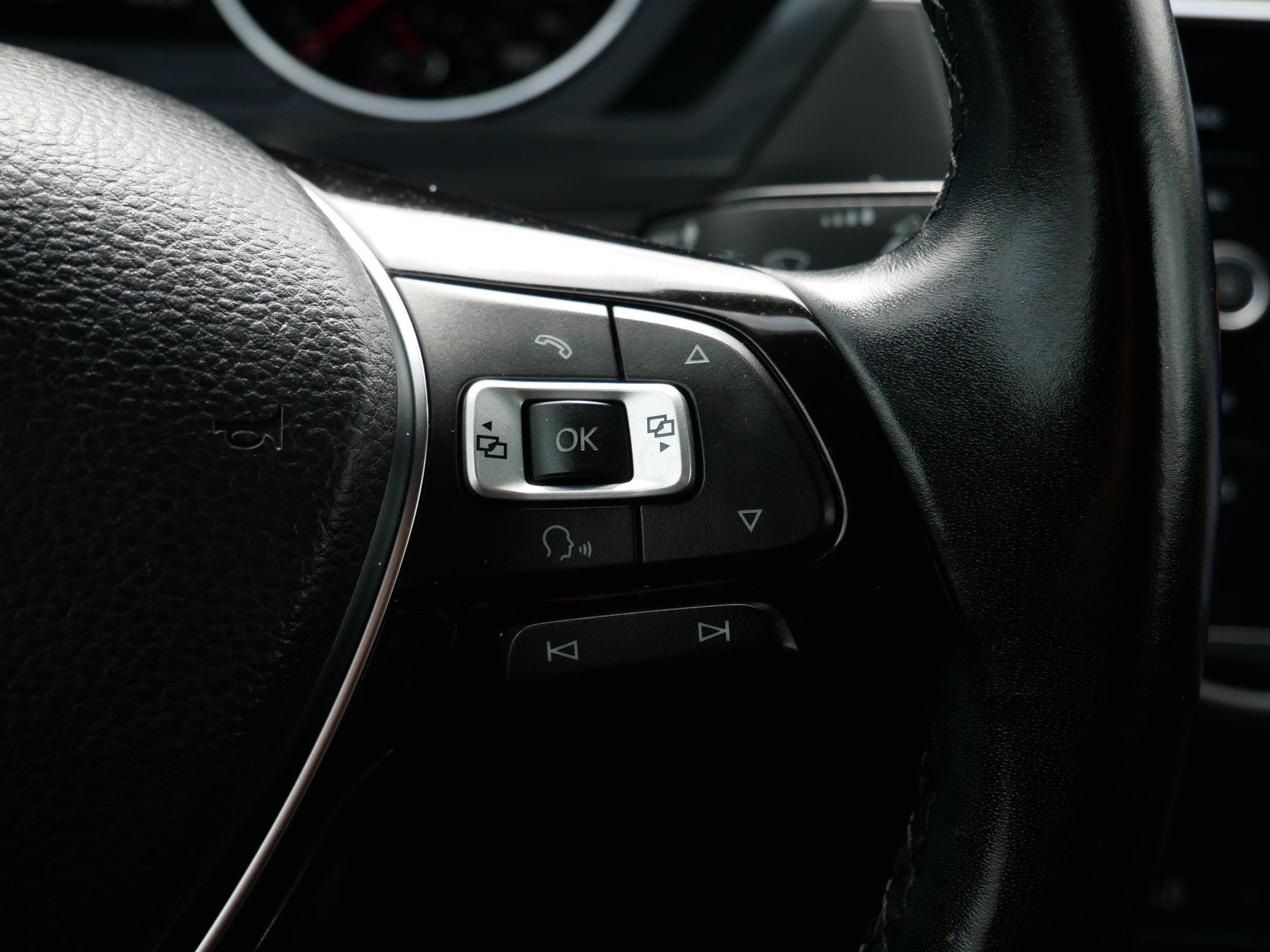 Used 2018 Volkswagen Tiguan SE image 28