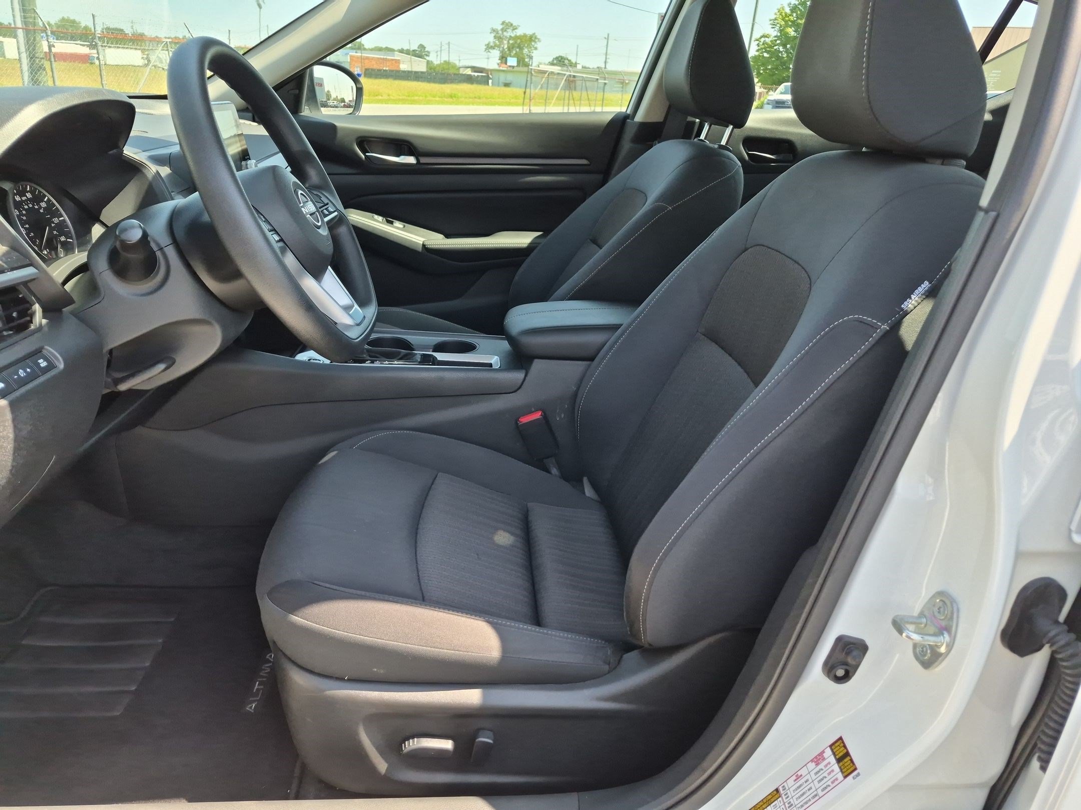 Used 2025 Nissan Altima 2.5 SV FWD image 15