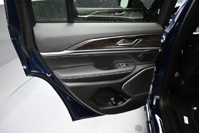 New 2027 Jeep Grand Cherokee Limited AWD/4WD image 11