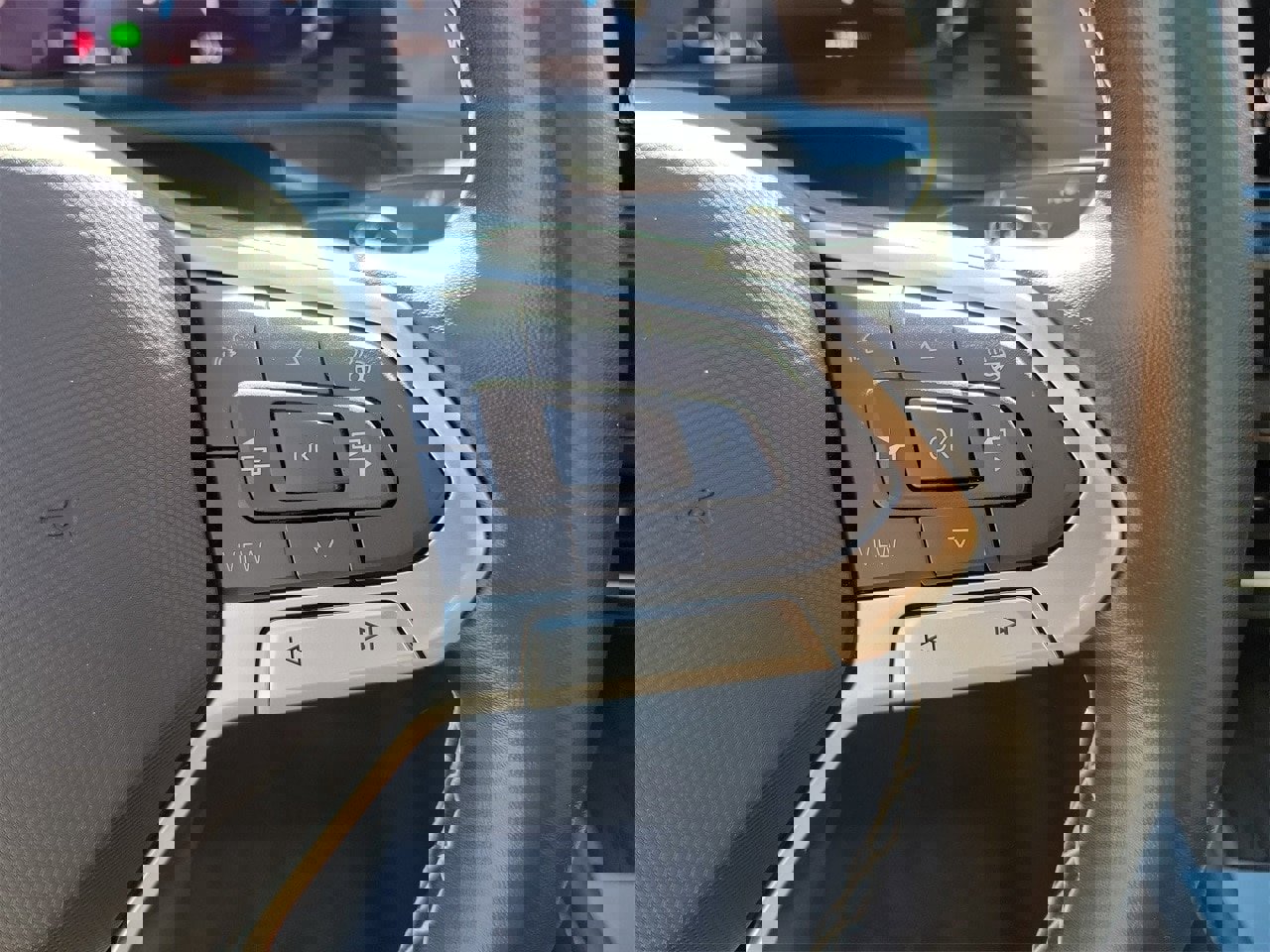 Used 2025 Volkswagen Atlas SE image 21