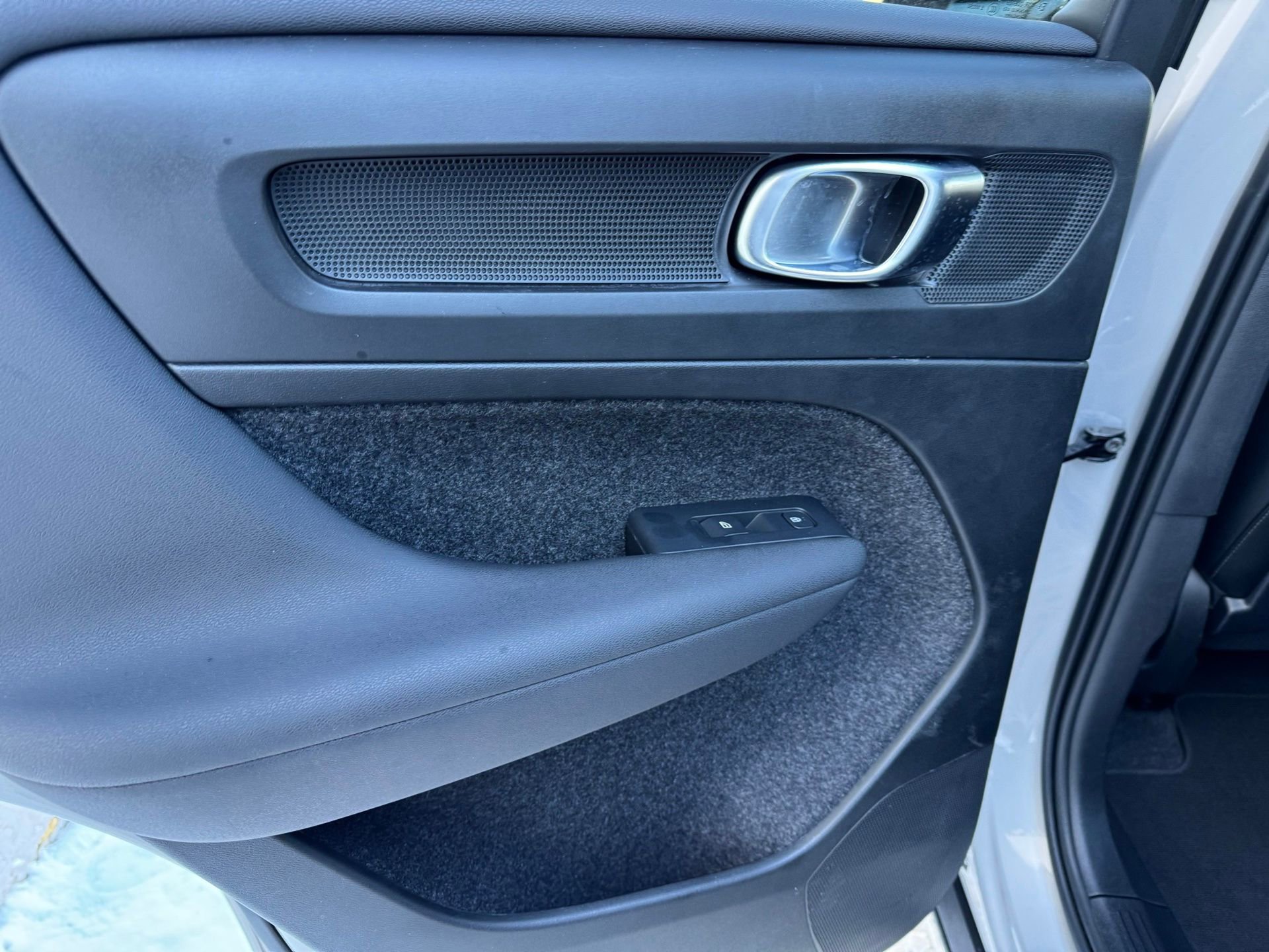 Used 2024 Volvo XC40 B5 Plus image 18