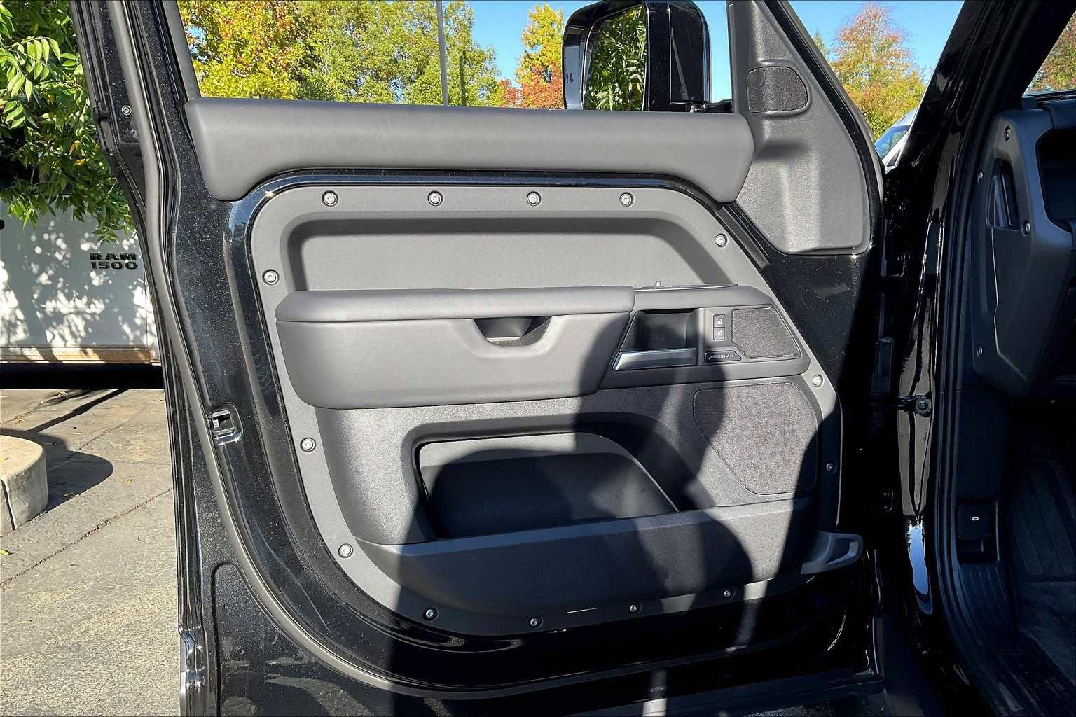 Used 2025 Land Rover Defender 130 S image 25