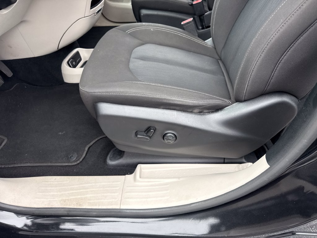 Used 2023 Chrysler Voyager LX FWD image 26