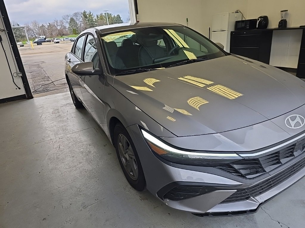 Used 2025 Hyundai Elantra SE image 1