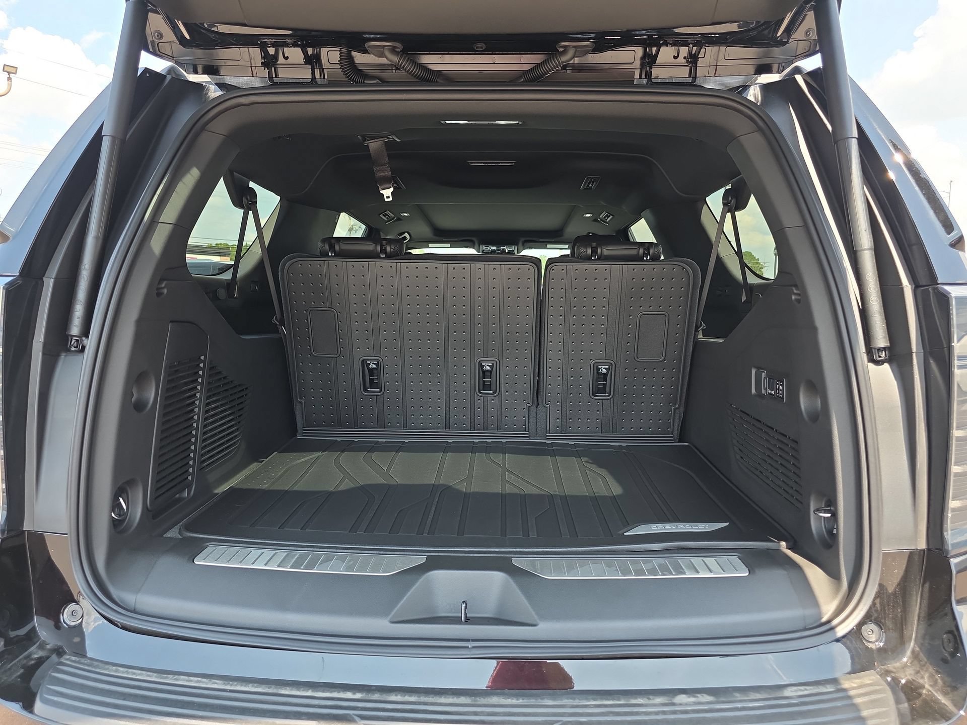 New 2026 Chevrolet Suburban RST w/ RST Capability Package AWD/4WD image 14