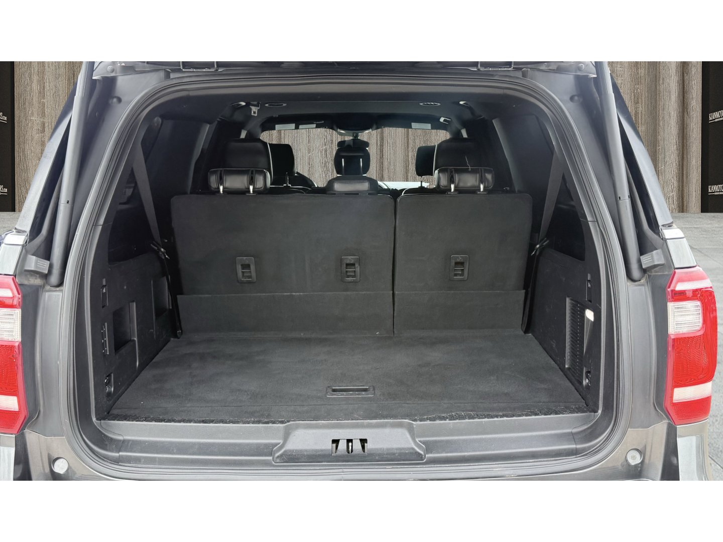 Used 2018 Ford Expedition Max XLT w/ Equipment Group 202A RWD image 13
