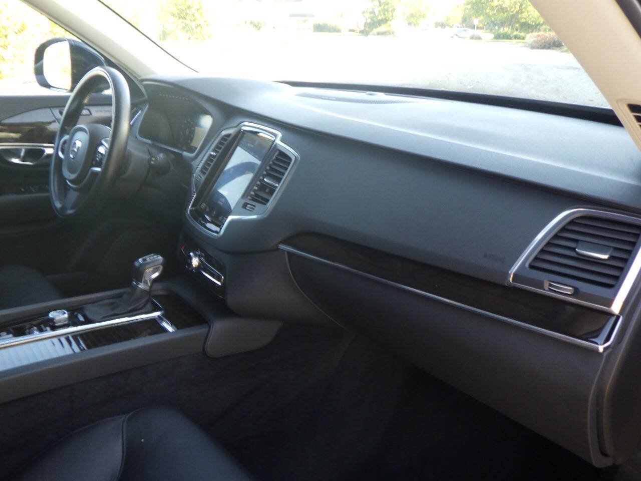 Used 2019 Volvo XC90 T5 Momentum w/ Multimedia Package AWD/4WD image 16