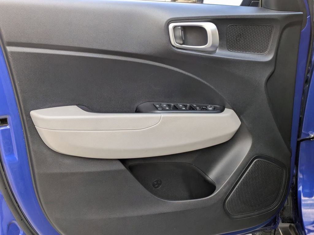 Used 2025 Hyundai Venue SEL image 11