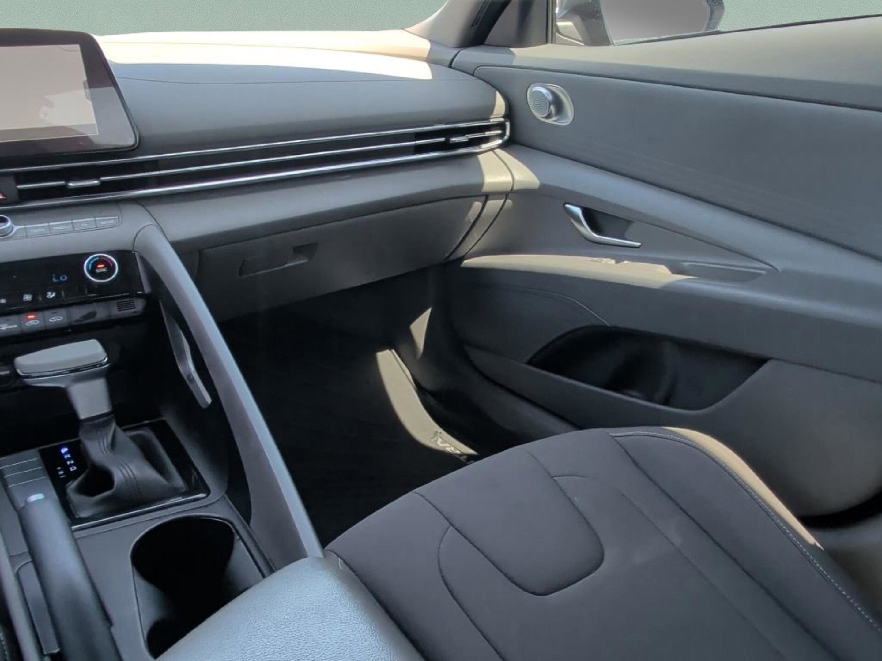 Used 2024 Hyundai Elantra SEL FWD image 31