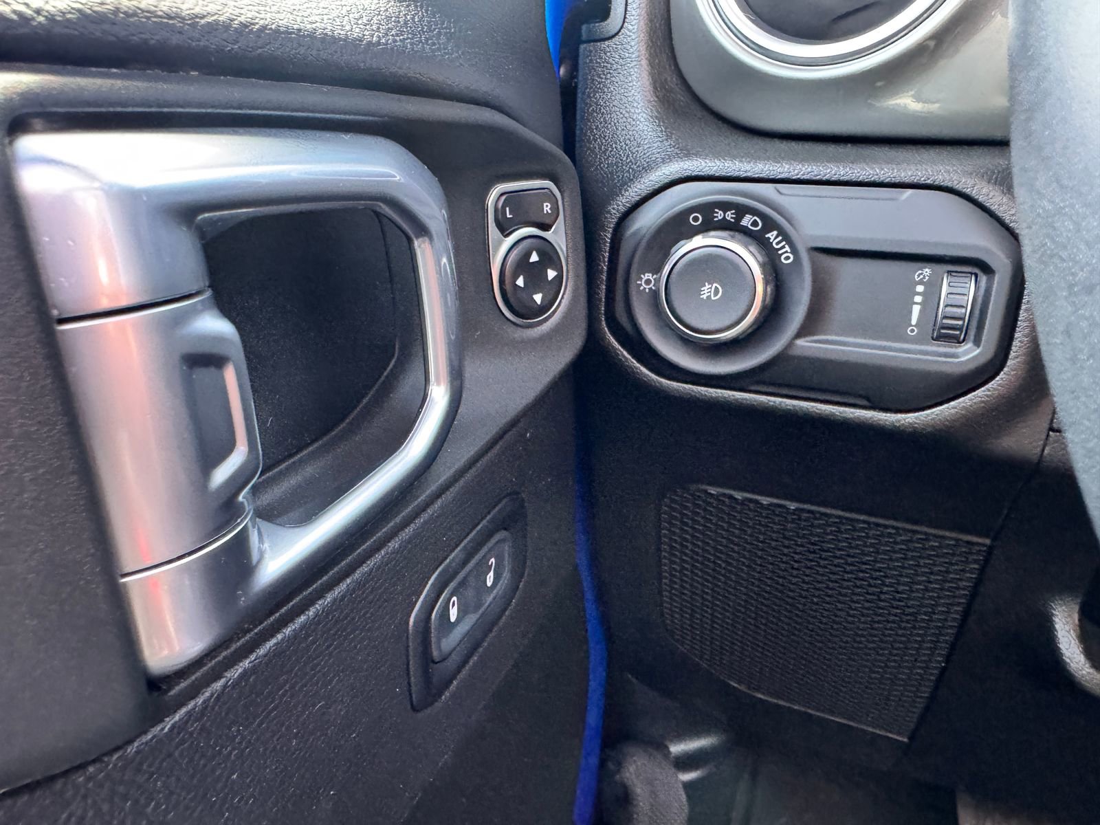Used 2023 Jeep Wrangler Unlimited Sahara w/ LED Lighting Group AWD/4WD image 15