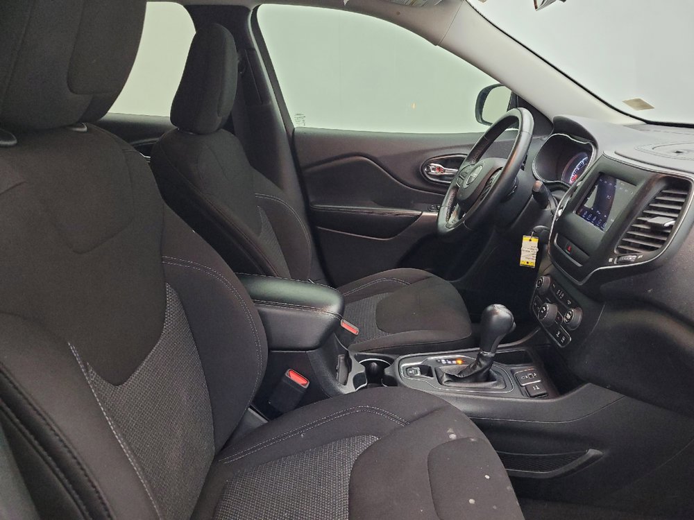 Used 2019 Jeep Cherokee Latitude w/ Cold Weather Group FWD image 21