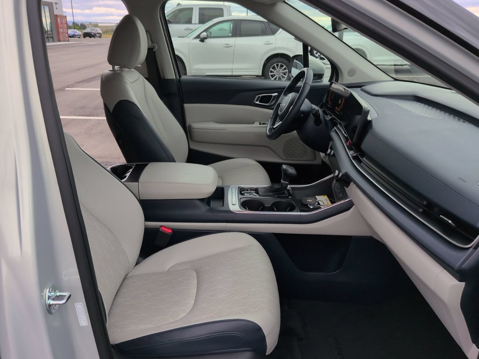 Used 2025 Kia Carnival EX FWD image 15
