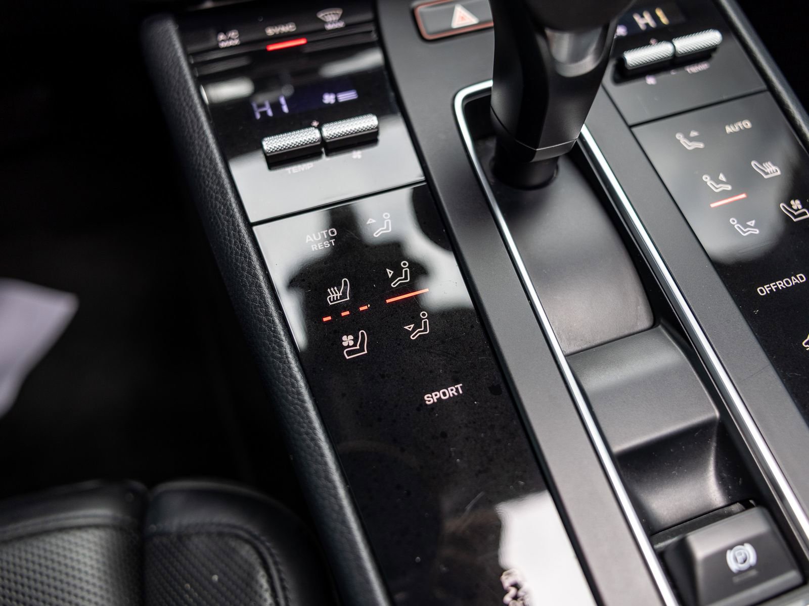 Certified 2023 Porsche Macan AWD/4WD image 35