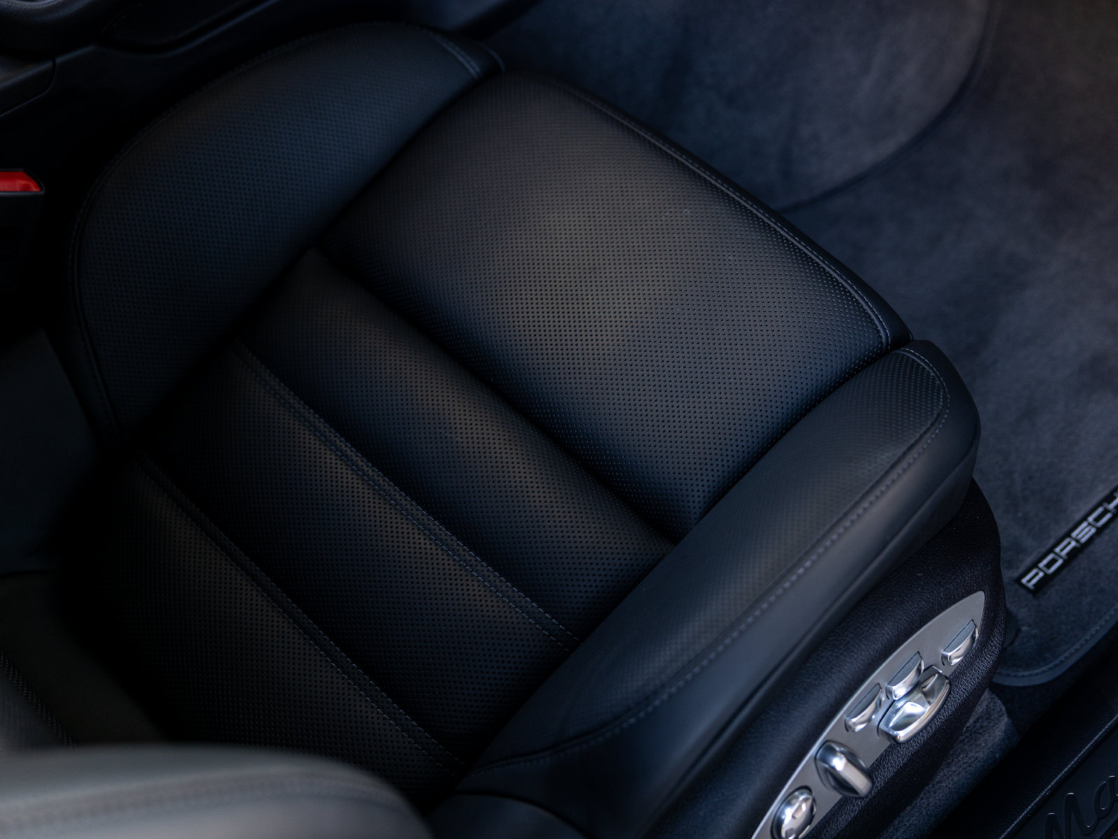 Certified 2026 Porsche Macan AWD/4WD image 33