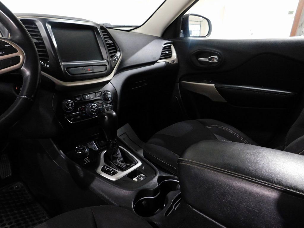 Used 2017 Jeep Cherokee Latitude w/ Comfort & Convenience Group AWD/4WD image 64