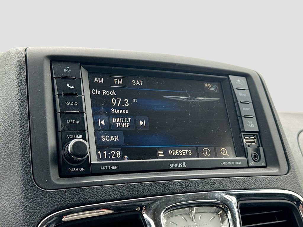 Used 2014 Chrysler Town & Country Touring FWD image 10