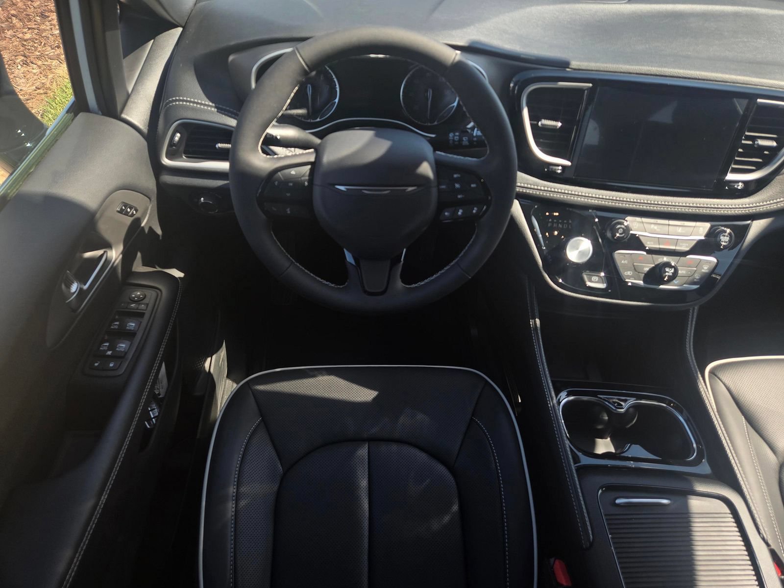 New 2027 Chrysler Pacifica Limited FWD image 7