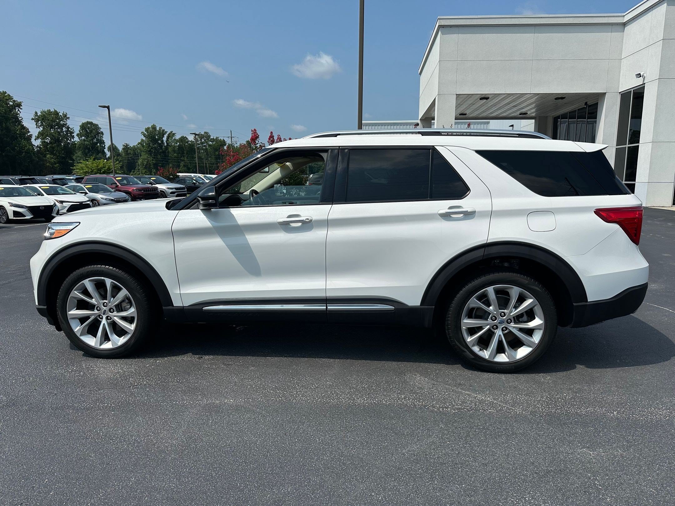 Used 2023 Ford Explorer Platinum AWD/4WD image 8